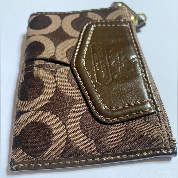 Coach Mini Signature Monogram Key Case 🤎 - Picture 4 of 7